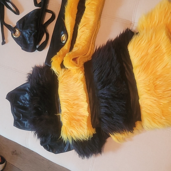 Sexiest bee costume ever! - Picture 5 of 7